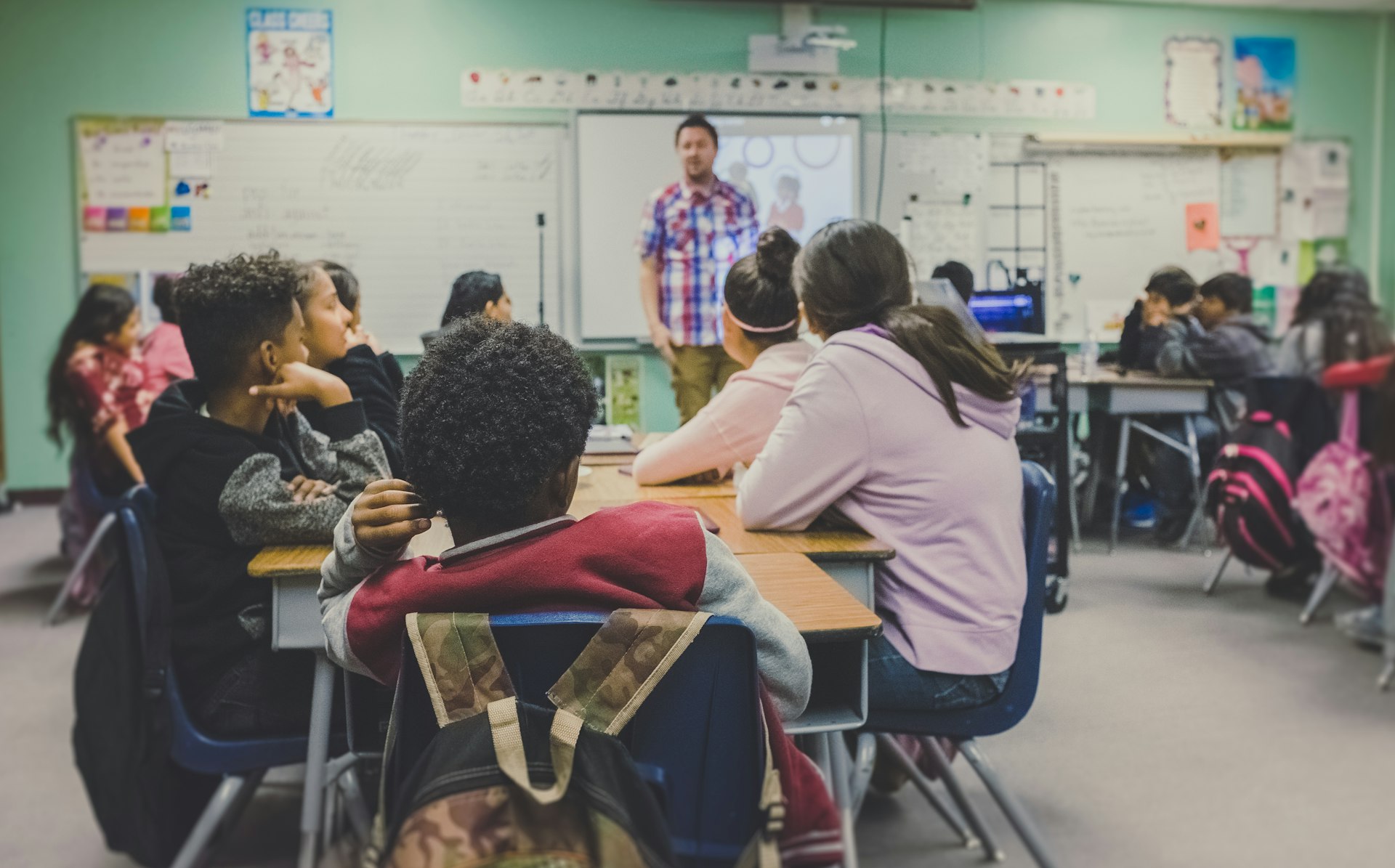 Docente y estudiantes en el aula